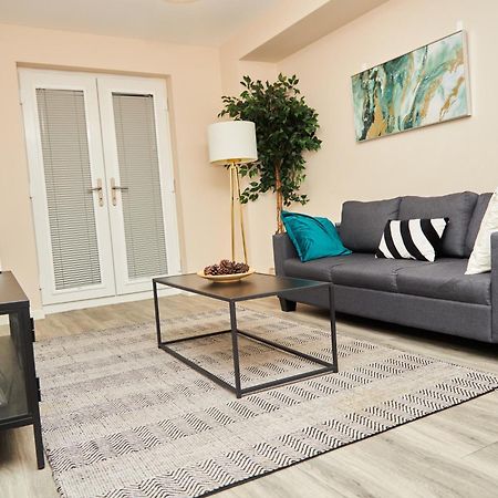 Deluxe And Cozy Two Bedroom With 1 Bathroom And Open Balcony Manchester Exterior photo