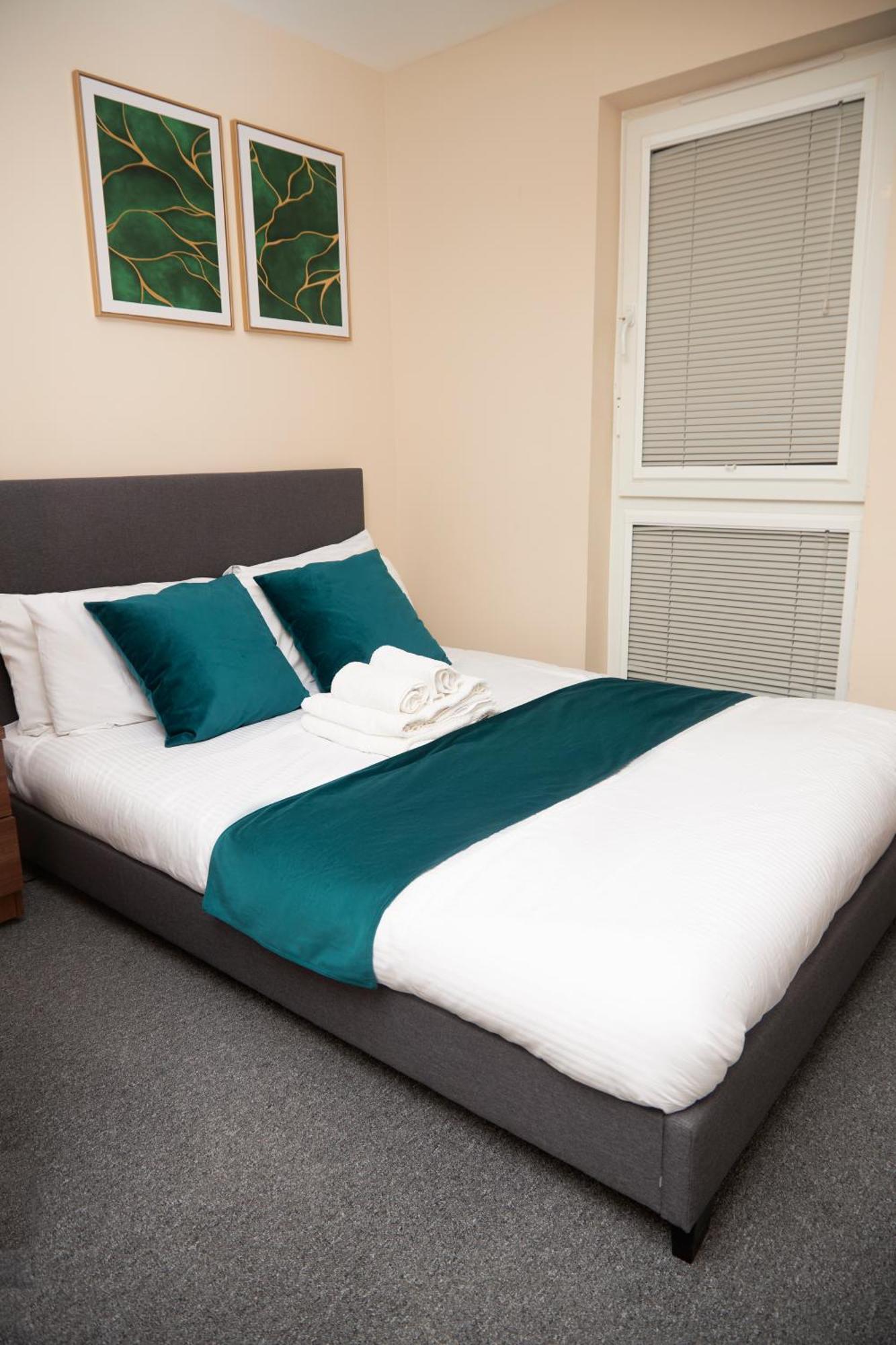 Deluxe And Cozy Two Bedroom With 1 Bathroom And Open Balcony Manchester Exterior photo