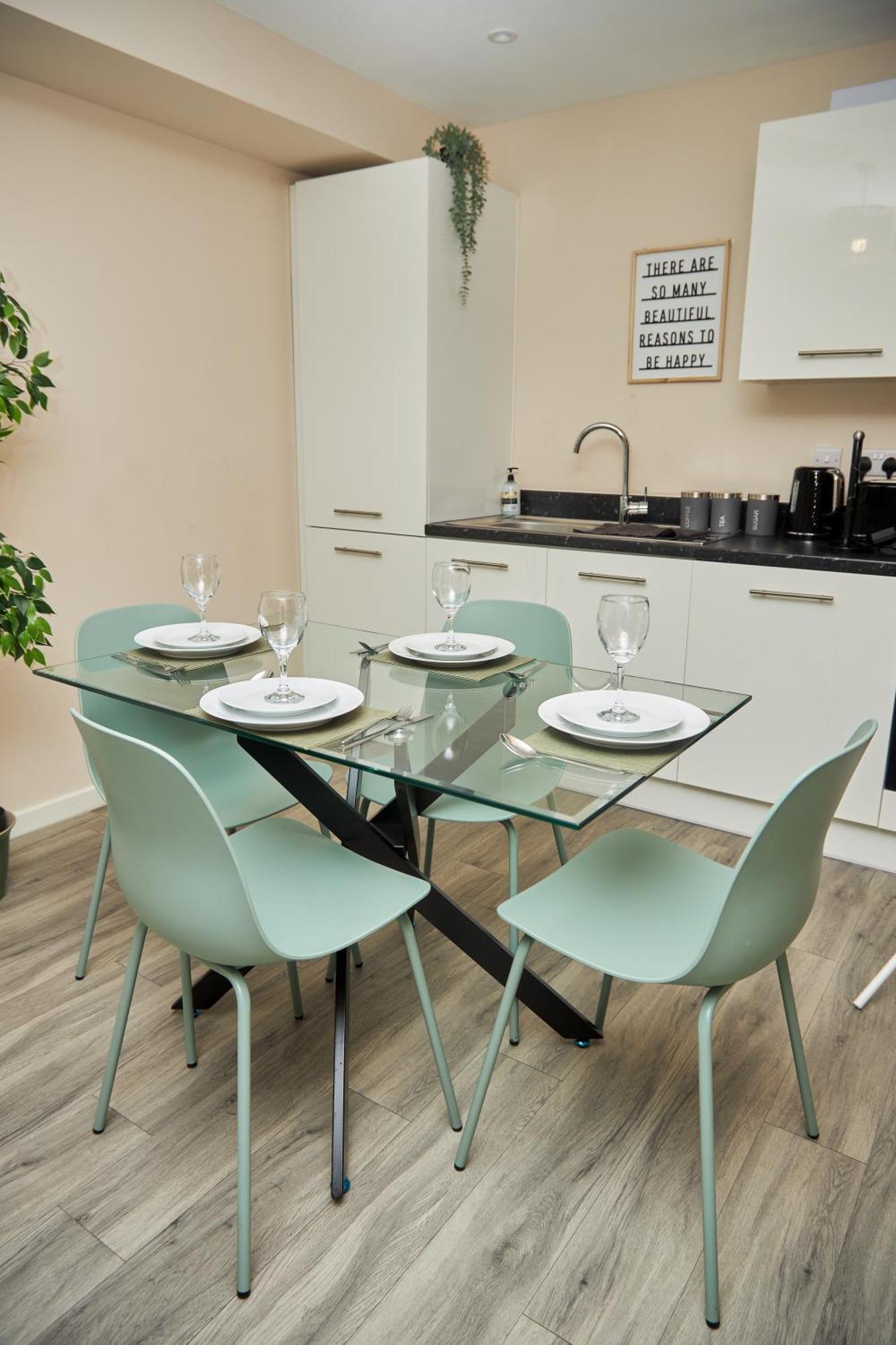 Deluxe And Cozy Two Bedroom With 1 Bathroom And Open Balcony Manchester Exterior photo