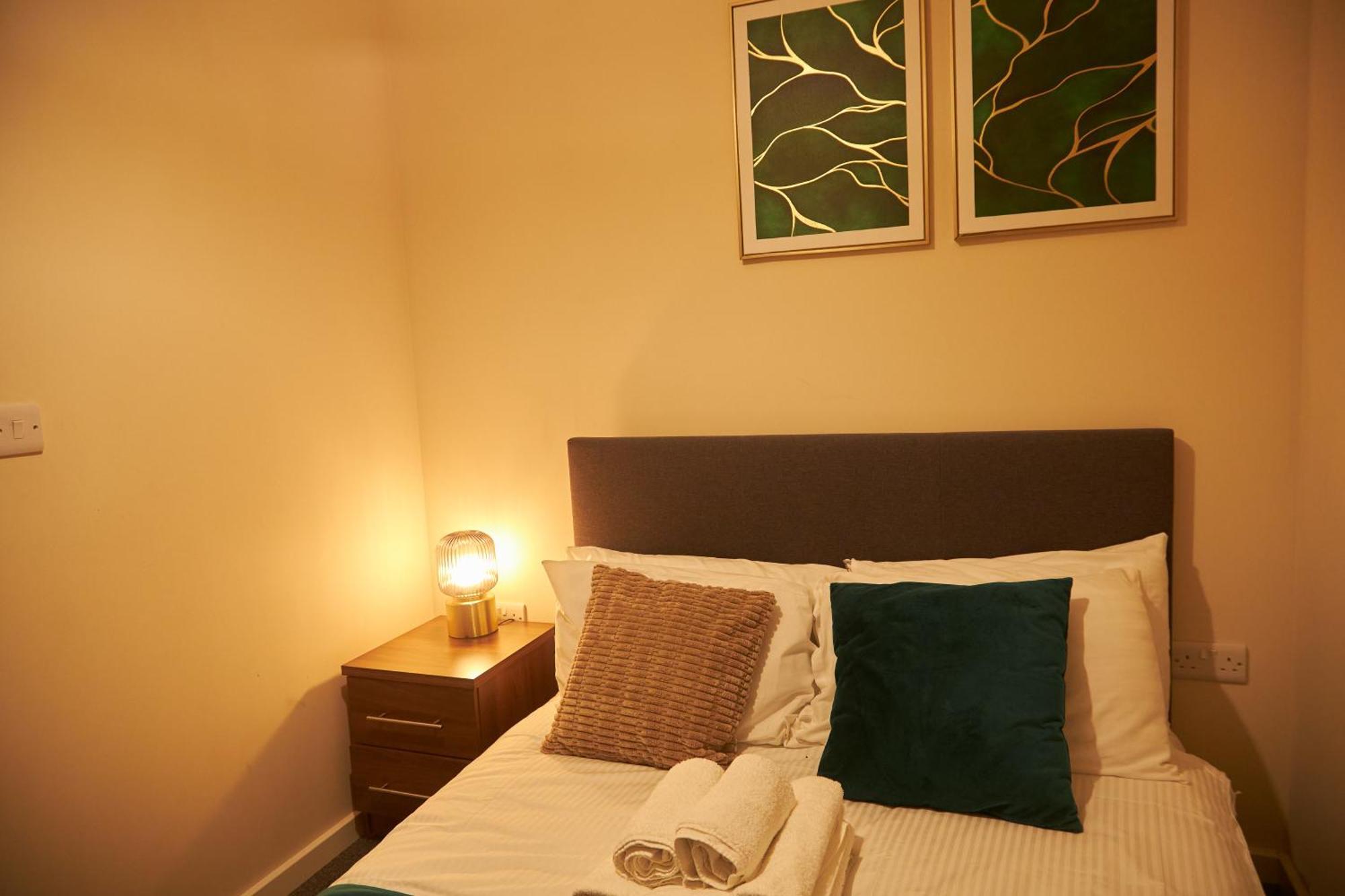 Deluxe And Cozy Two Bedroom With 1 Bathroom And Open Balcony Manchester Exterior photo