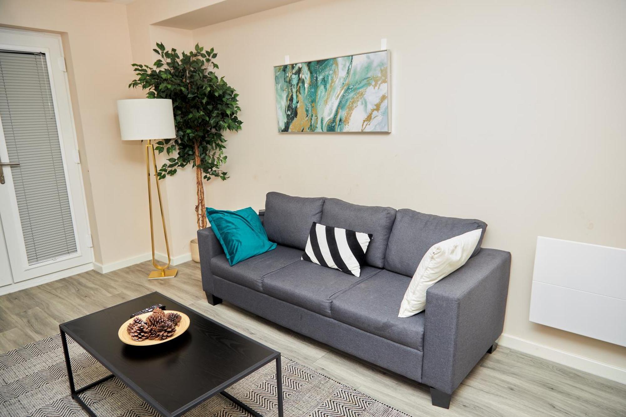 Deluxe And Cozy Two Bedroom With 1 Bathroom And Open Balcony Manchester Exterior photo