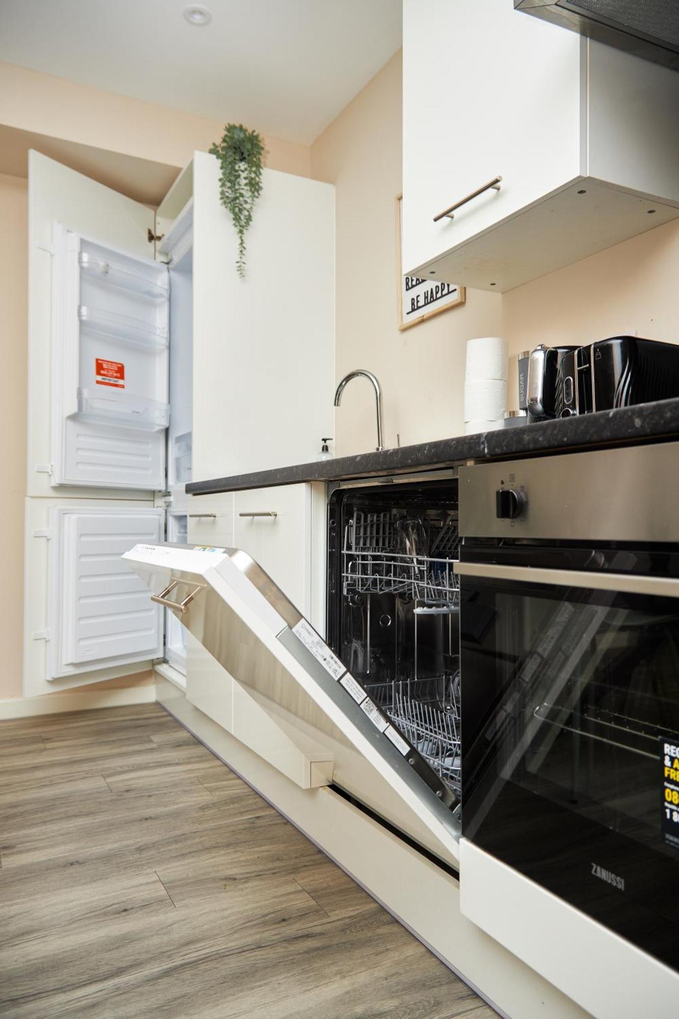 Deluxe And Cozy Two Bedroom With 1 Bathroom And Open Balcony Manchester Exterior photo