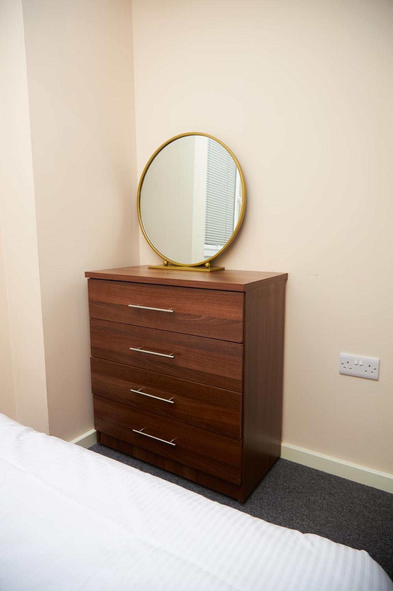 Deluxe And Cozy Two Bedroom With 1 Bathroom And Open Balcony Manchester Exterior photo